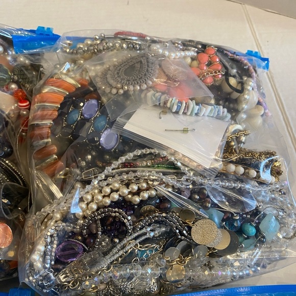 5 LB ESTATE Mystery Bulk Lot ANTIQUE VTG MODERN JEWELRY Reseller Lot - Picture 9 of 13